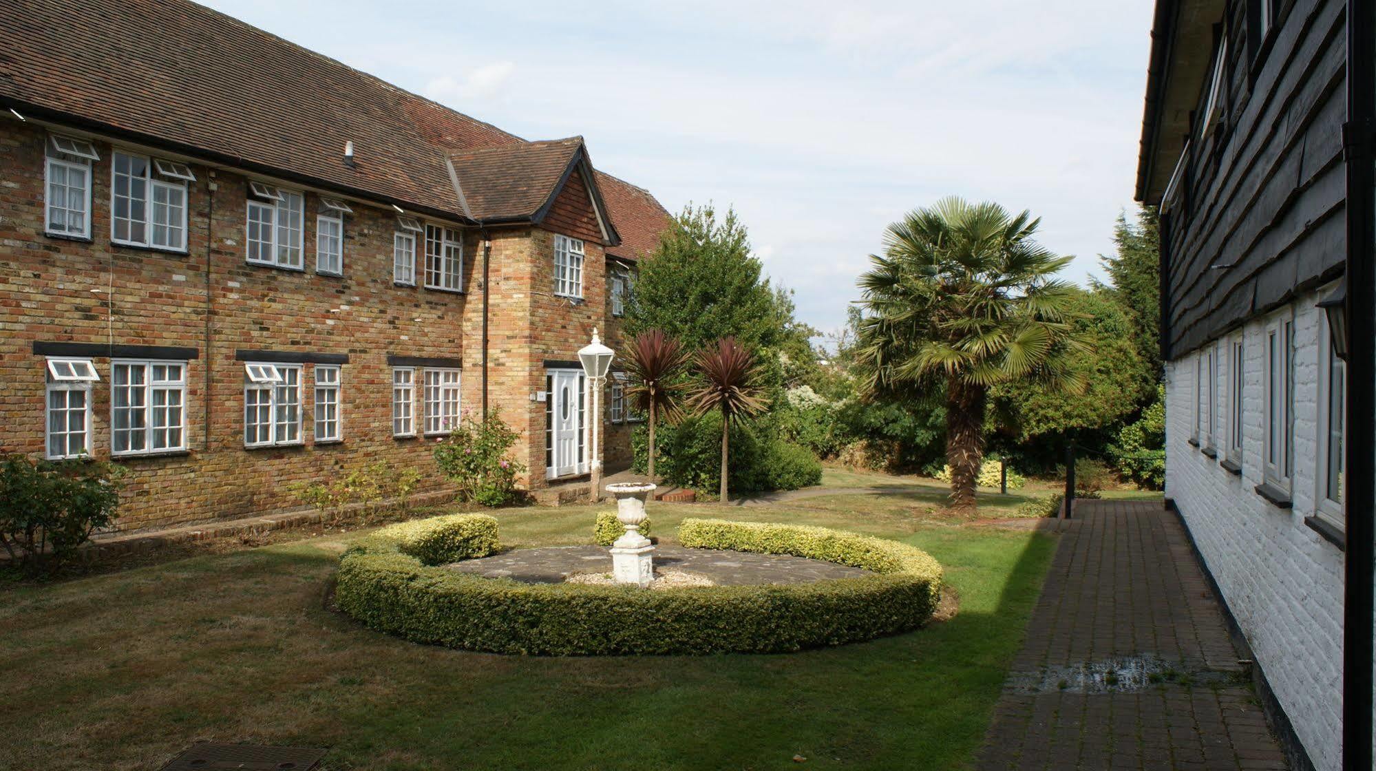 Barn Hotel London Ruislip Eksteriør bilde