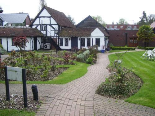 Barn Hotel London Ruislip Eksteriør bilde